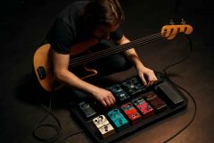 Como montar e organizar uma pedalboard de baixo: guia completo para bassistas