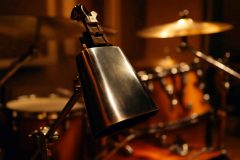Instrumento Musical Cowbell: Tipos, Técnicas e Manutenção Completa